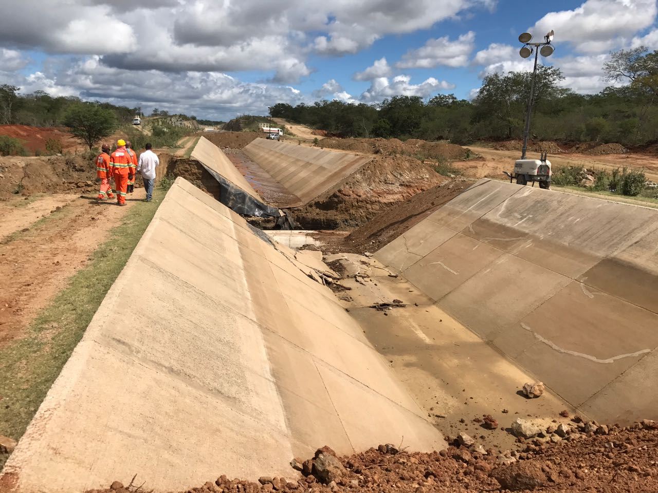 Canal da Transposição rompe no Sertão de Pernambuco, mas vazamento já foi contido