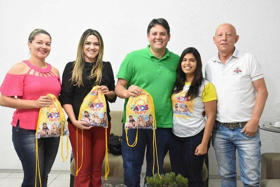 Prefeito Dinaldinho firma parceria com empresa para fazer evento na cidade e economiza para o município