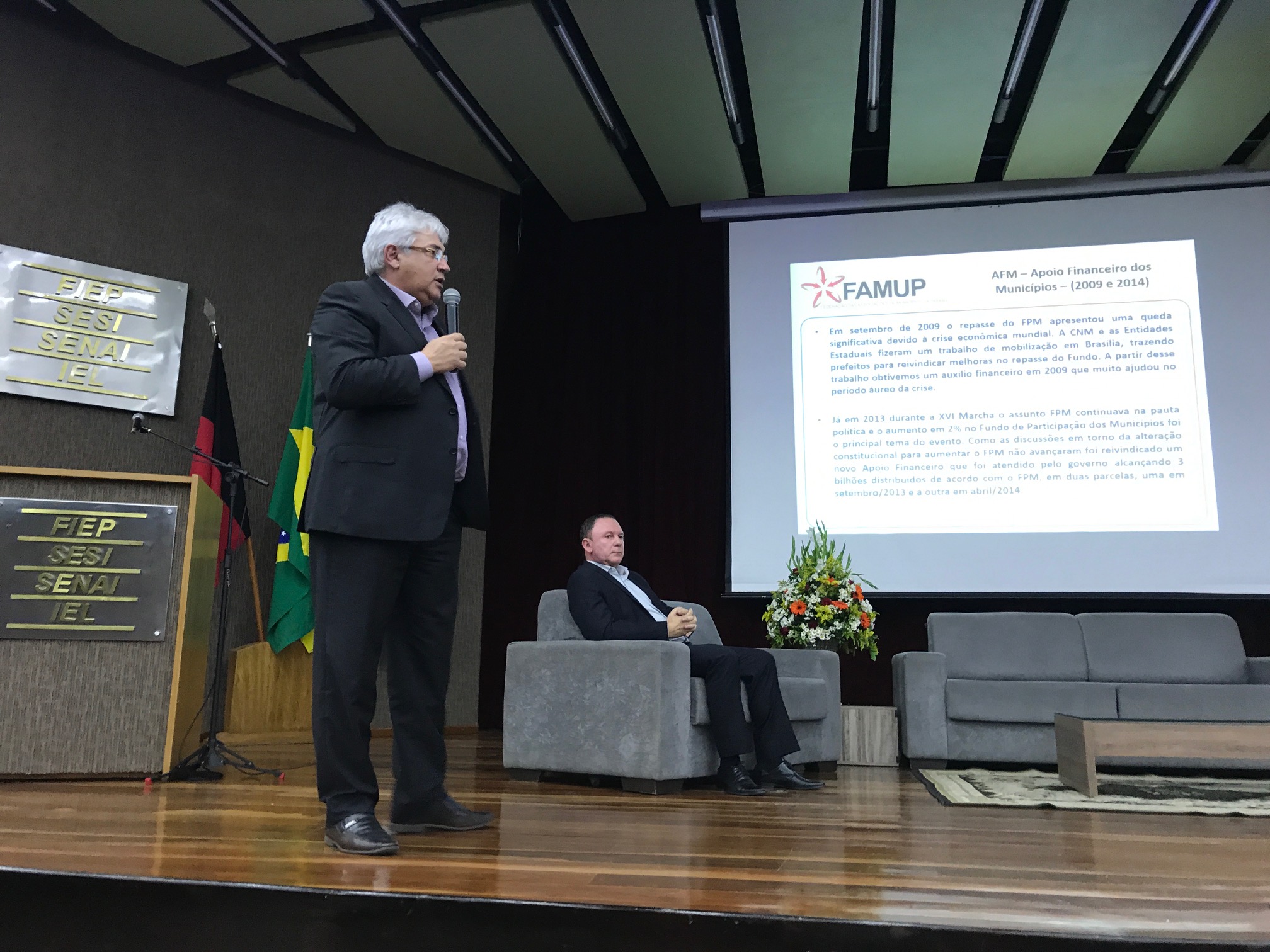 Tota Guedes faz palestra durante o 2º Fórum Paraibano de Gestão Pública em Campina Grande