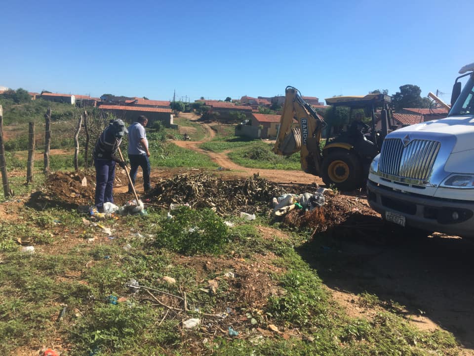 Limpeza de terrenos baldios é intensificada para evitar a dengue em Santana dos Garrotes