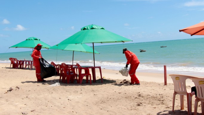 Prefeitura intensifica limpeza das praias durante período de alta estação