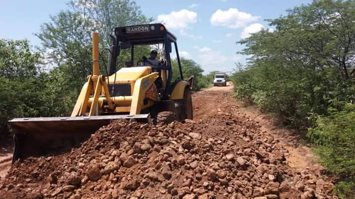 Prefeitura de Santana dos Garrotes retira atoleiros de estrada da zona rural