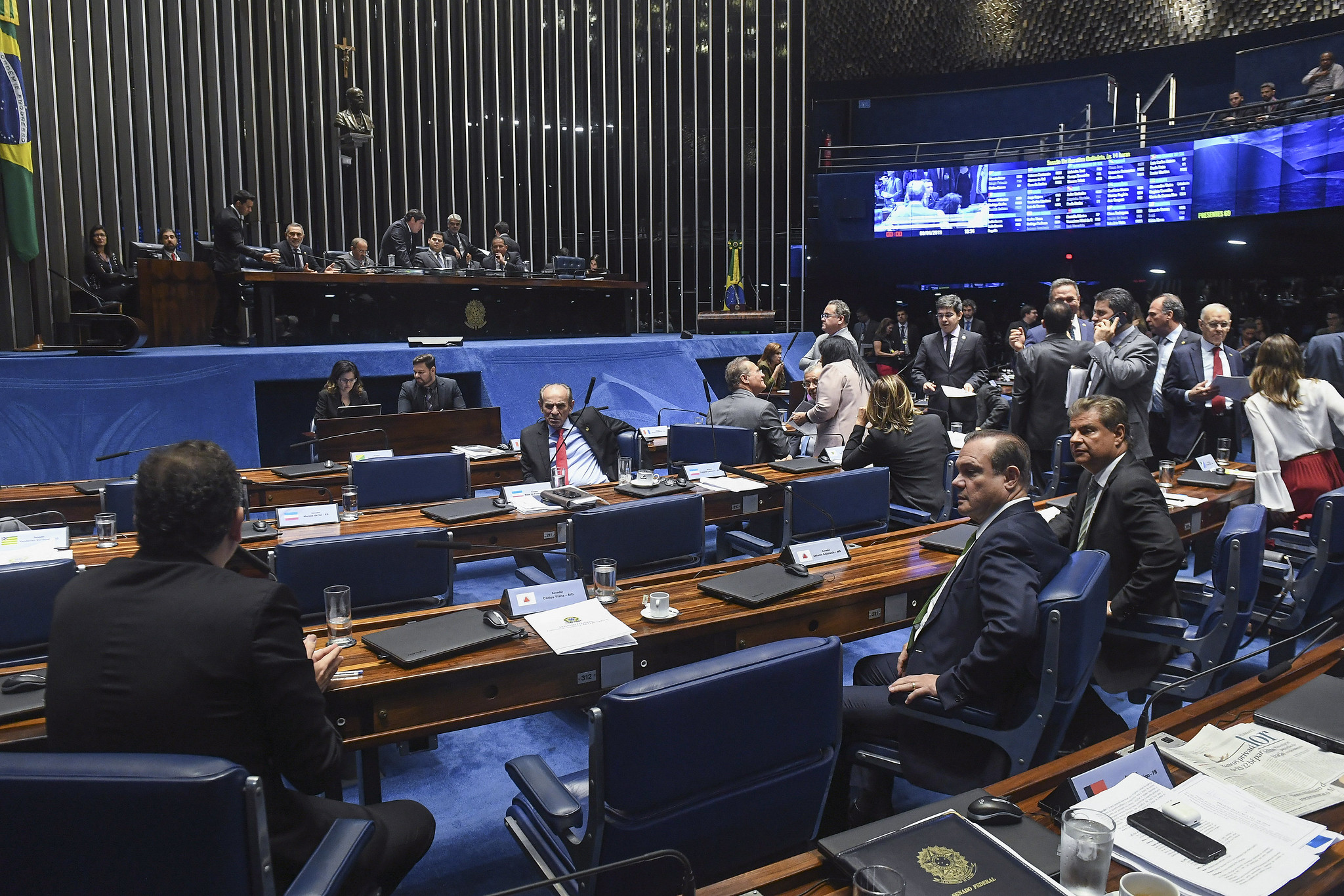 Plenário do Senado Federal durante sessão deliberativa ordinária. Ordem do dia.  Mesa: senador Telmário Mota (Pros-RR); senador Chico Rodrigues (DEM-RR); presidente do Senado, senador Davi Alcolumbre (DEM-AP);  senador Humberto Costa (PT-PE); senador Eduardo Gomes (MDB-TO).  Em pronunciamento, à bancada, senador Rodrigo Pacheco (DEM-MG).  Foto: Jefferson Rudy/Agência Senado