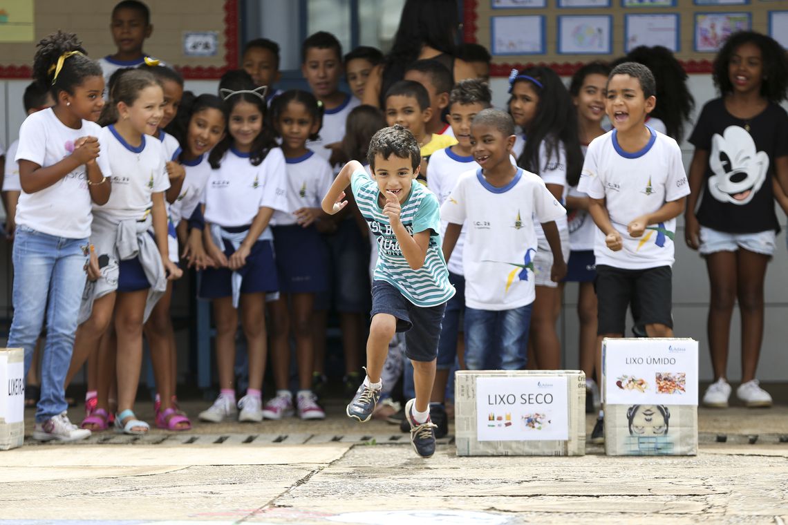 Brasília - Alunos da Escola Classe 29 de Taguatinga participam de atividades do projeto Adasa na Escola. No projeto as crianças aprendem como podem ajudar na preservação da  água (Marcelo Camargo/Agência Brasil)