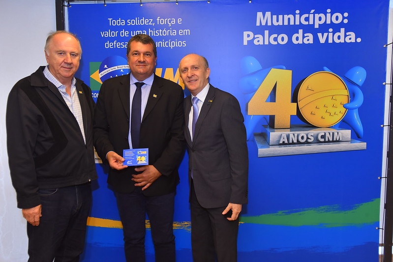 Presidente da Famup recebe homenagem da CNM pelos 40 anos da entidade