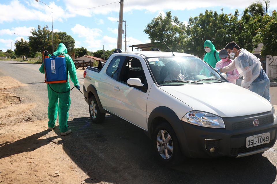 Em Cabaceiras: barreira sanitária conscientiza motoristas e faz a desinfecção de carros na entrada da cidade