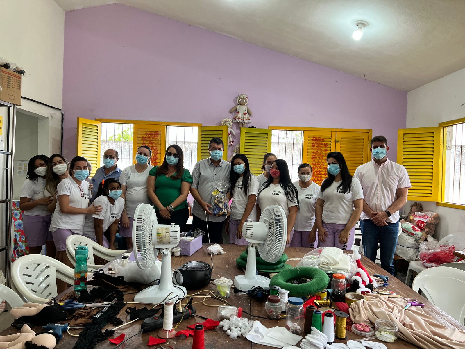 Famup recebe imagem de Nossa Senhora Aparecida das artesãs do projeto Castelo de Bonecas