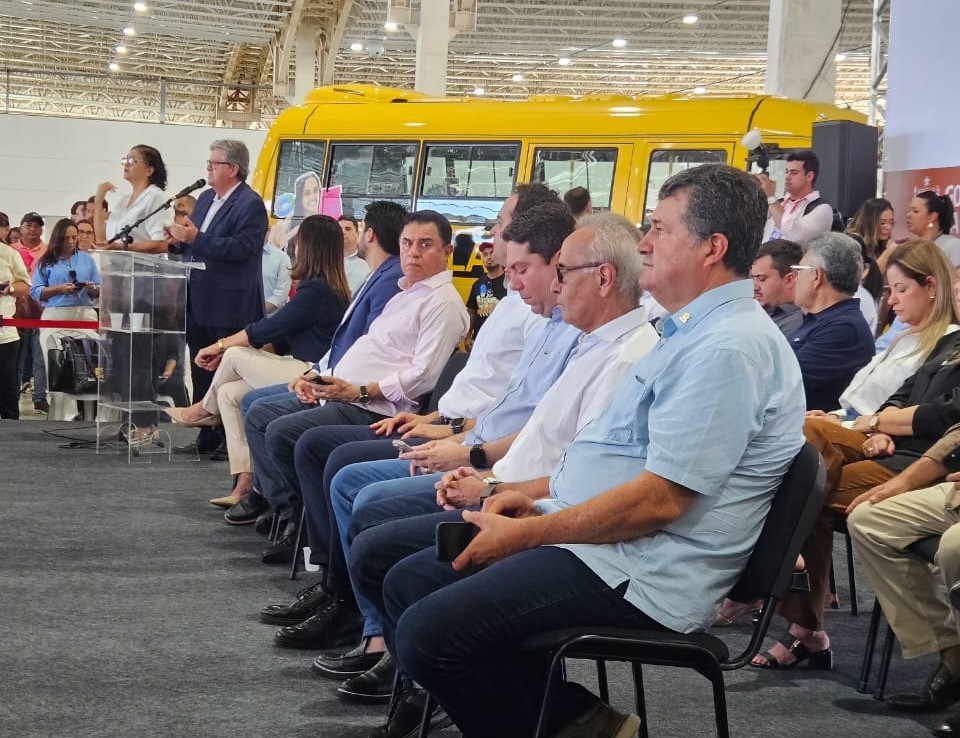 Presidente da Famup participa da entrega de 113 ônibus escolares para os municípios paraibanos