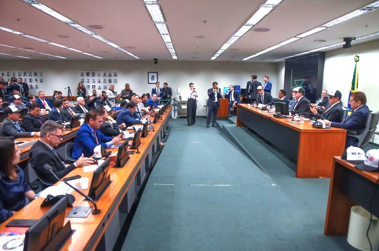 Prefeitos e prefeitas debatem PEC 66 durante reunião da bancada promovida pela Famup