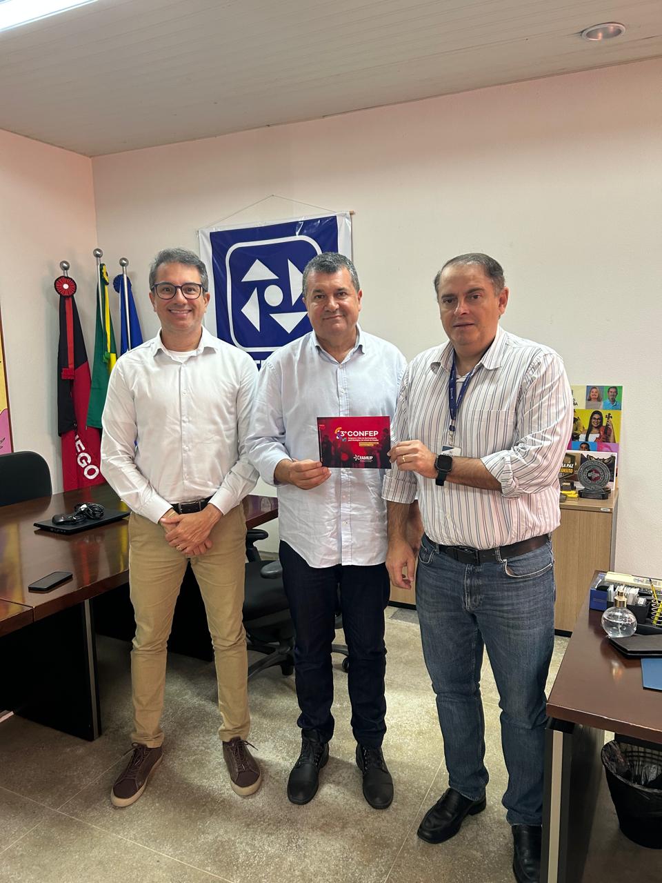George Coelho entrega convite do III Confep ao diretor-superintendente do Detran-PB, Isaías Gualberto