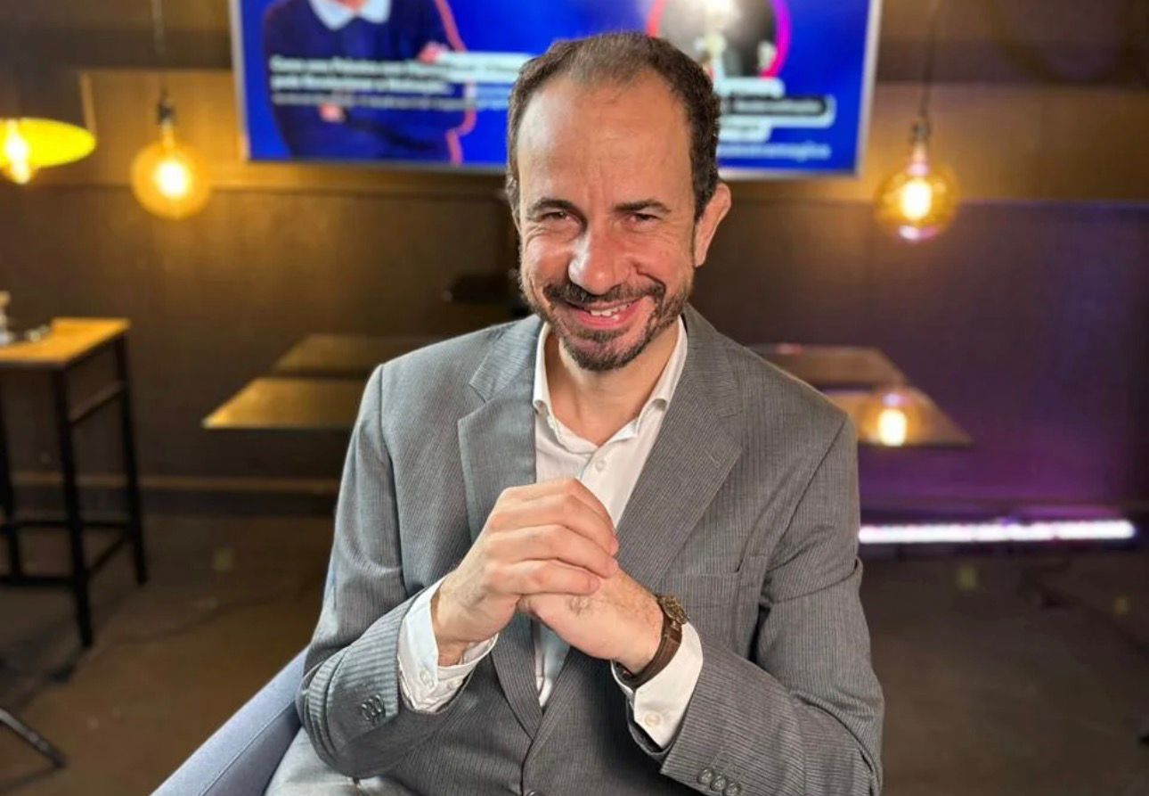 Com mágica e hipnose, Daniel Bizon leva palestra imersiva sobre liderança para o III Confep